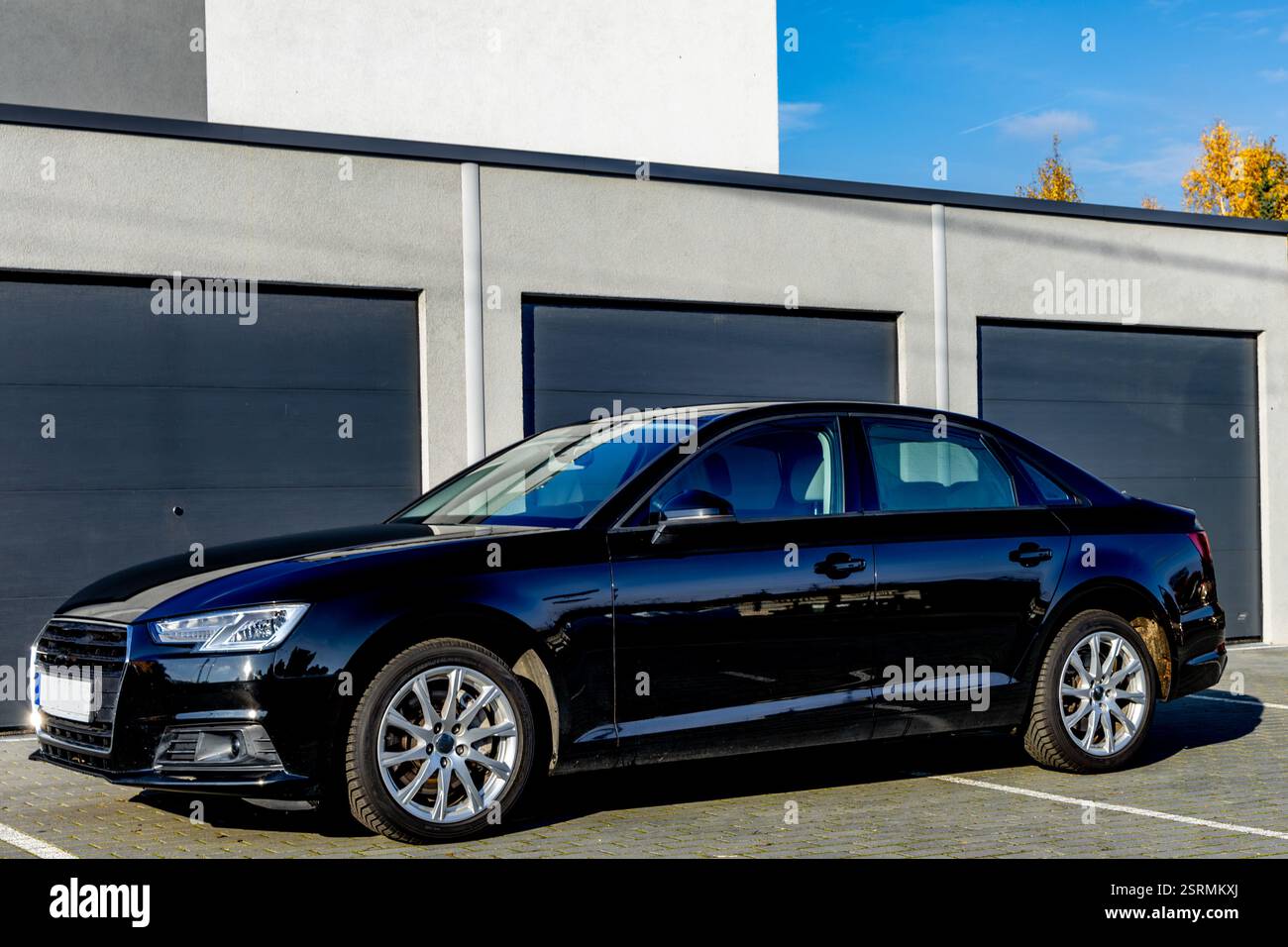 Schwarze Limousine, luxuriöse Limousine, die vor der Garage geparkt wurde, Auto-Wachs, Lackkorrektur a4 b9 Stockfoto