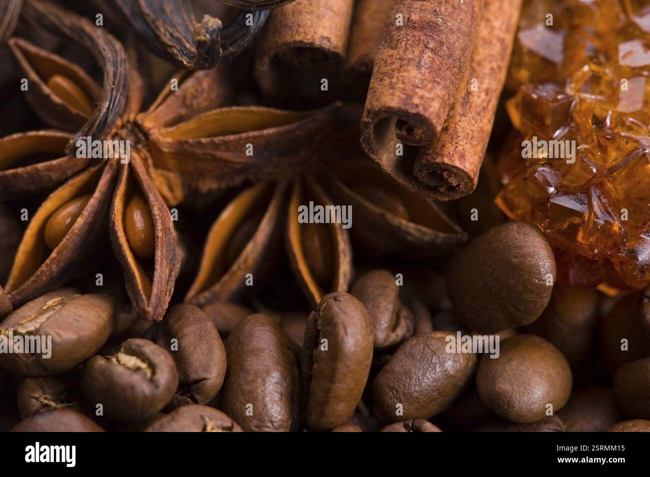 Aromaskaffee. Inhaltsstoffe. Kaffeebohnen, Anis, Vanille, Zimt, Zucker Stockfoto