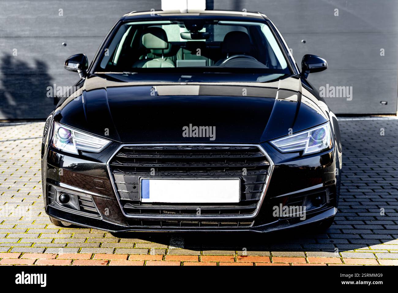 Schwarze Limousine, luxuriöse Limousine, die vor der Garage geparkt wurde, Auto-Wachs, Lackkorrektur a4 b9 Stockfoto