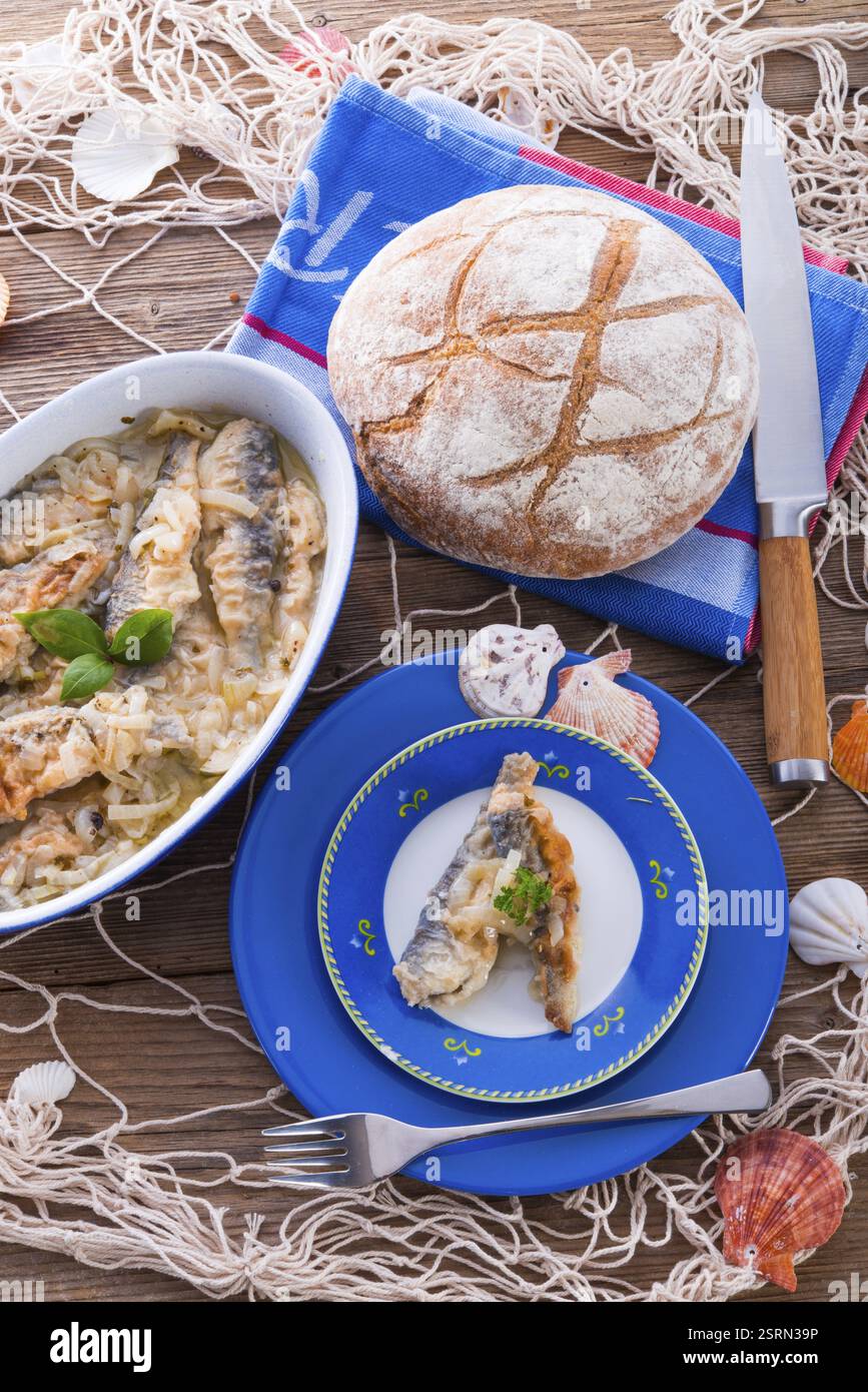 Sauer eingelegte gebratene Heringe Stockfoto