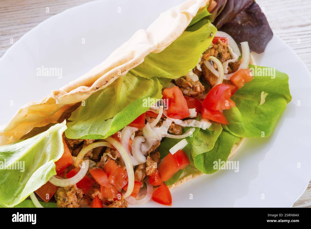 Kebab - Fleisch vom Grill, Brot und Gemüse Stockfoto