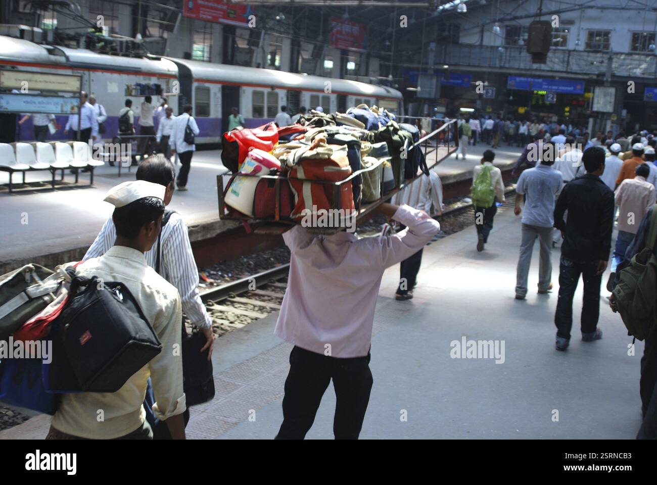 Dabbawala trägt Lunchboxen auf dem Kopf, Bombay Mumbai, Maharashtra, Indien, Asien Stockfoto