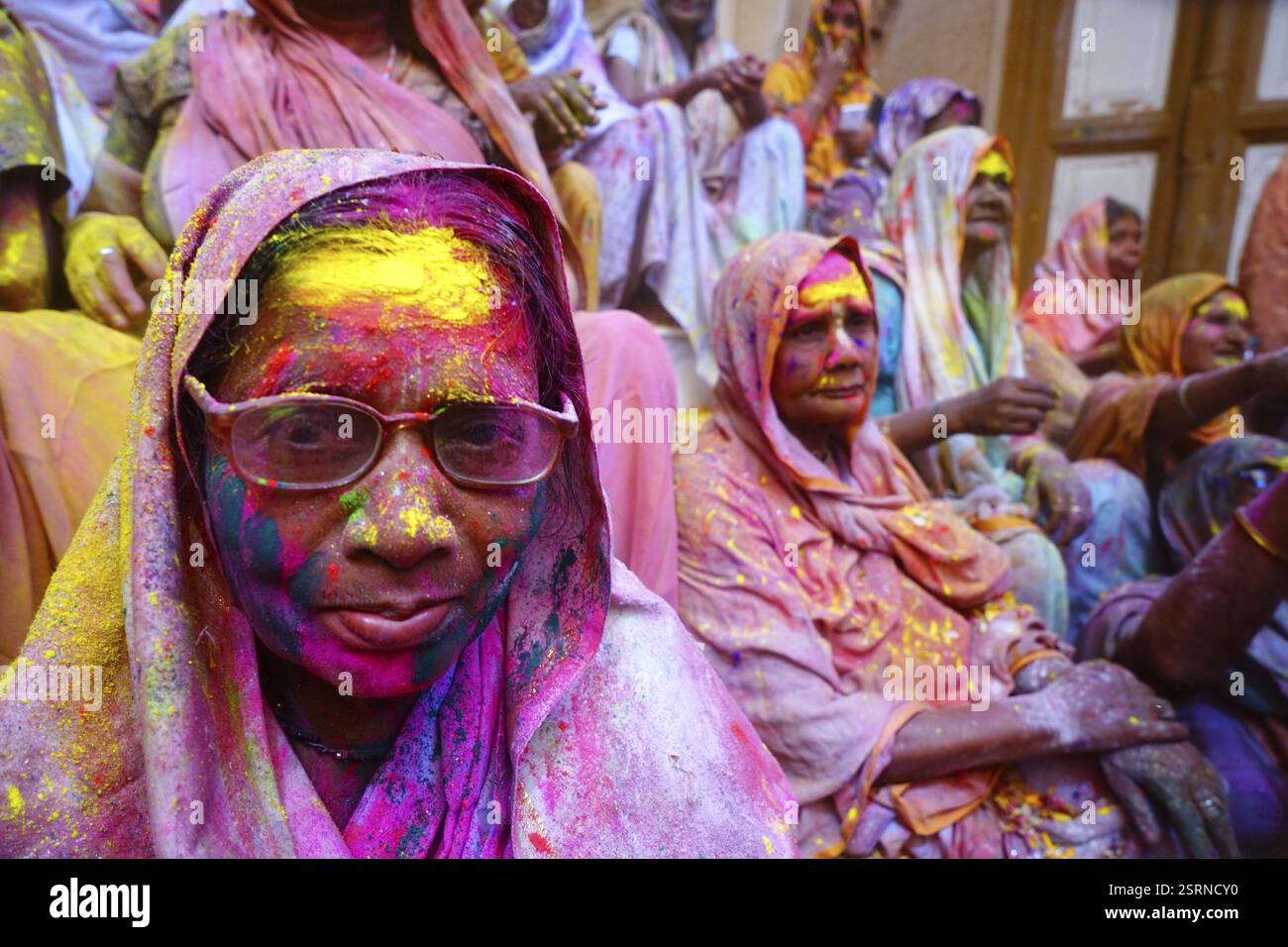 Witwen feiern Holi Festival Gopinath Tempel, Uttar Pradesh, Indien, Asien Stockfoto