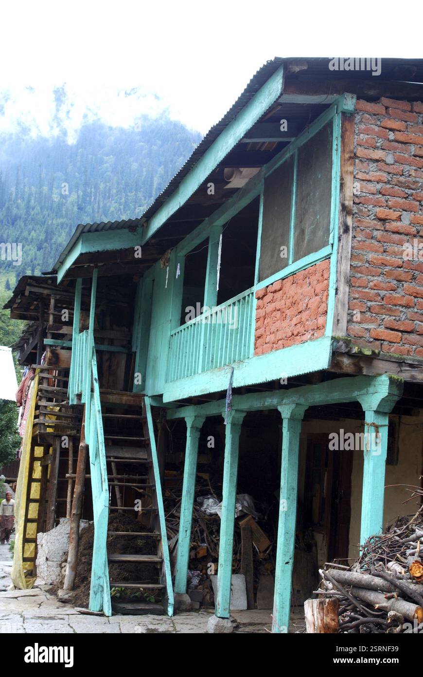 Himachali traditionelles altes Holzgewächshaus in Manali, Himachal Pradesh, Indien, Asien Stockfoto
