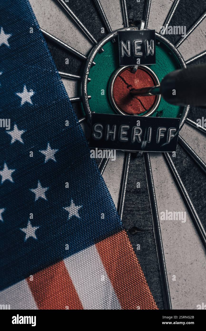 Amerikanische Flagge auf der Dartscheibe mit der Aufschrift neuer Sheriff in der Mitte Stockfoto