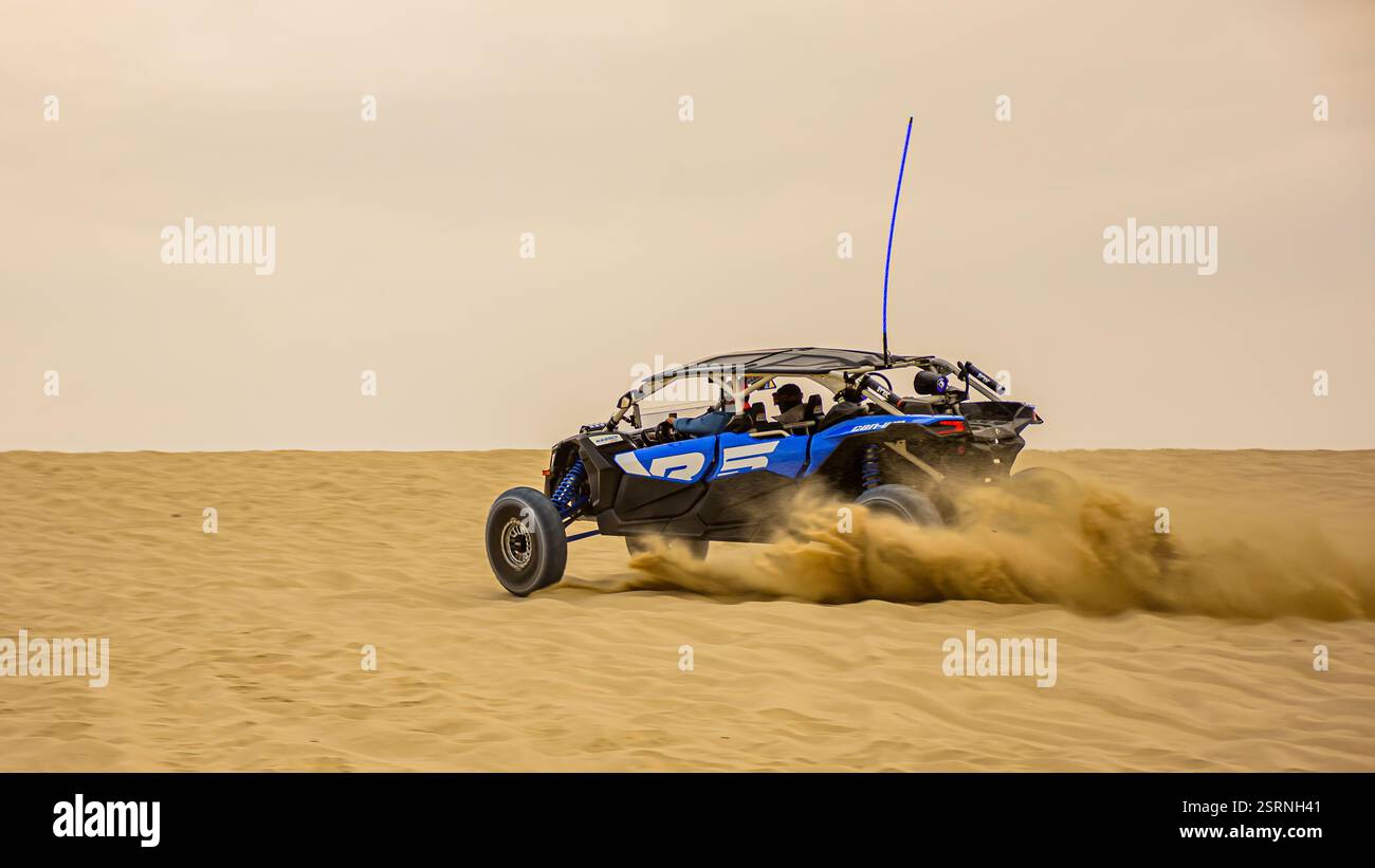 Geländewagen bergauf auf auf den Sanddünen Stockfoto