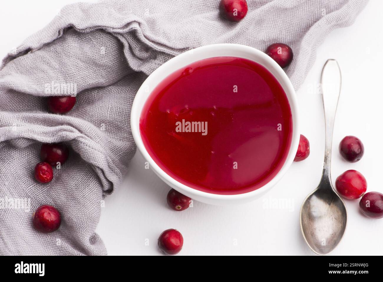 Schale von Gelee mit Cranberry auf weißem Hintergrund Stockfoto