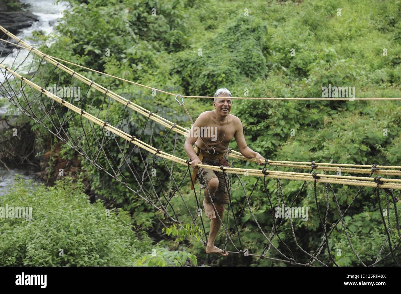 Mann, der auf einer Hängebrücke läuft, Kolad, Maharashtra, Indien, Asien, MR#364, Asien Stockfoto