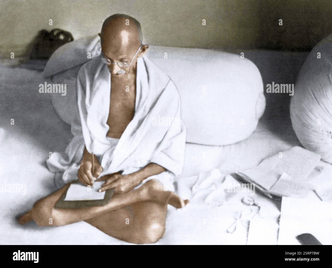 Altes Vintage-Foto von Mahatma Gandhi Schreiben, Indien, Asien, Januar 1946, Asien Stockfoto