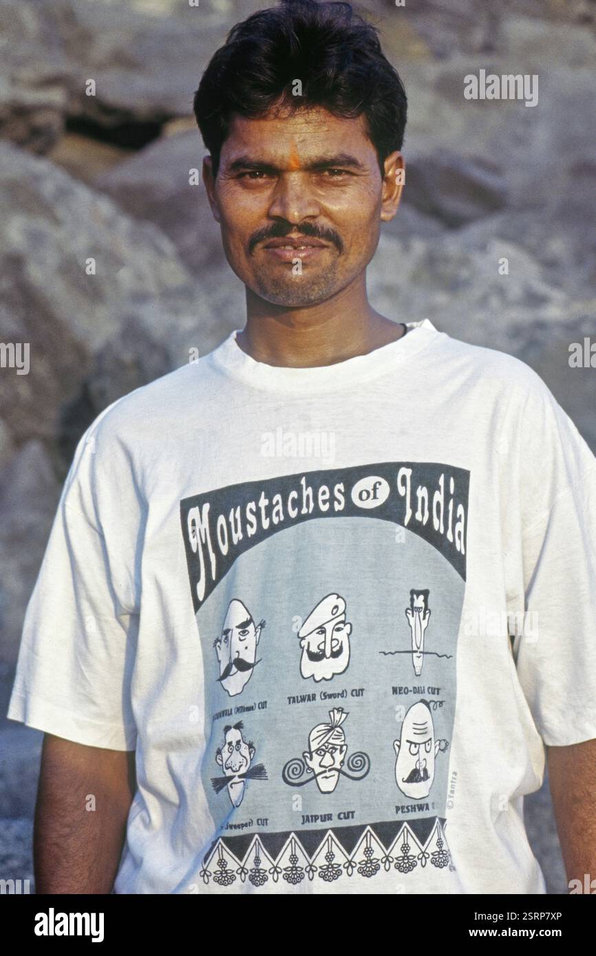 Mann mit Schnurrbart, T-Shirt, Mumbai, Maharashtra, Indien, Asien Stockfoto