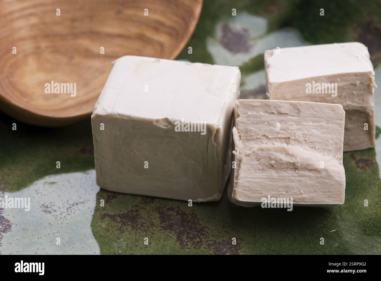 Frisch gepresste Hefe Servierbrett, selektiver Fokus Stockfoto
