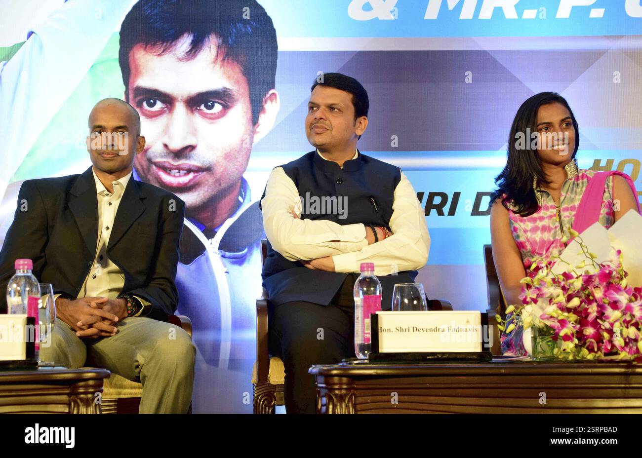 Indische Badminton Spieler Rio Olympia Silber Medallist P V Sindhu Hauptminister Devendra Fadnavis Trainer P Gopichand Mumbai Stockfoto