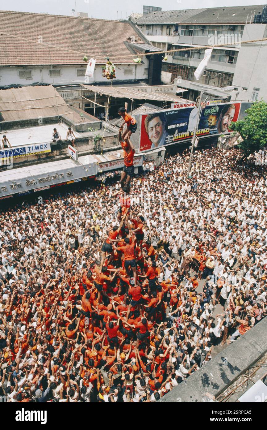Menschliche Pyramide versucht Hunderte zu brechen, auf dem Janmashtami-Festival, Indien, Asien Stockfoto