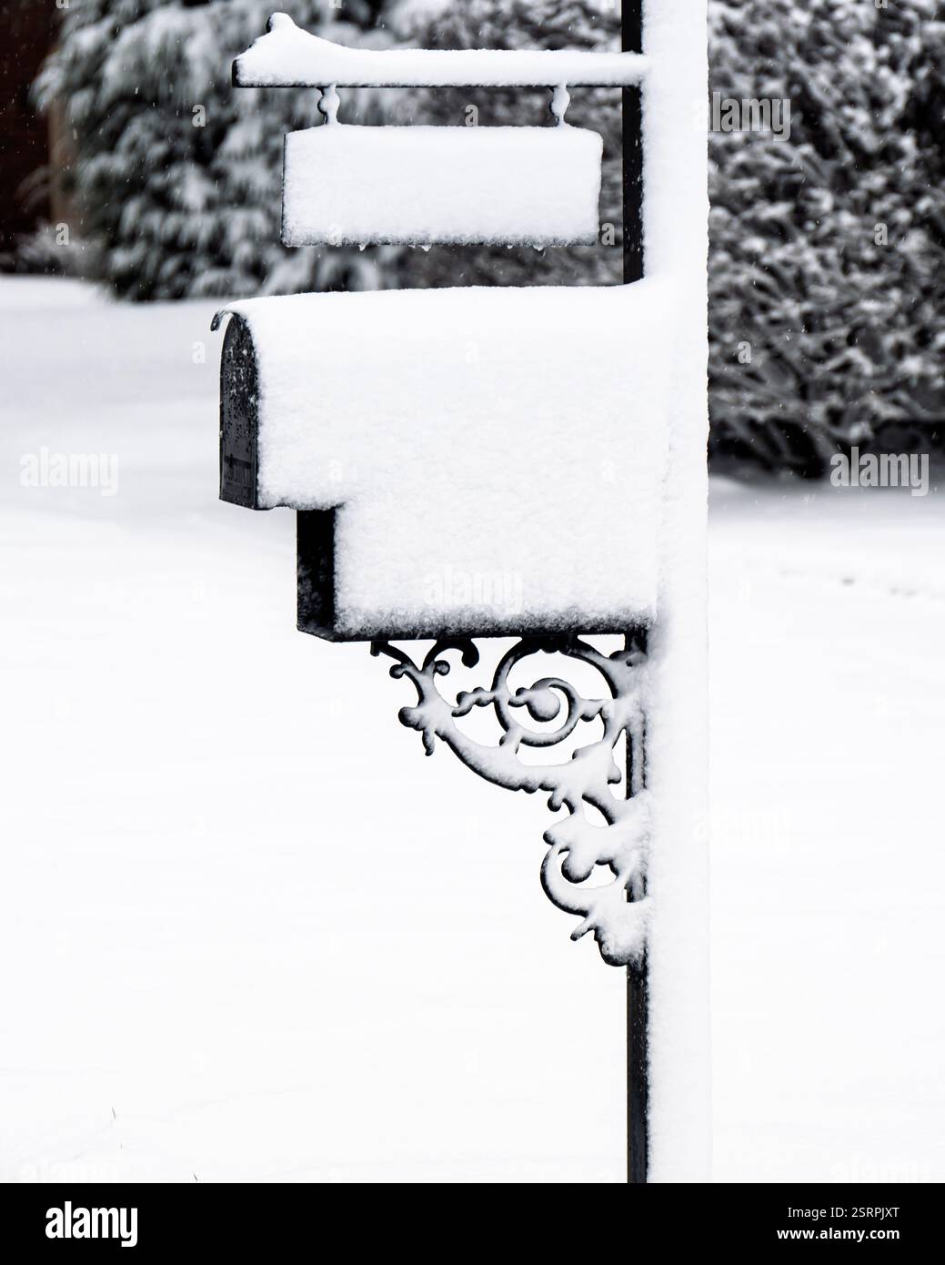 Briefkasten für Wohngebäude mit frisch gefallenem Schnee Stockfoto