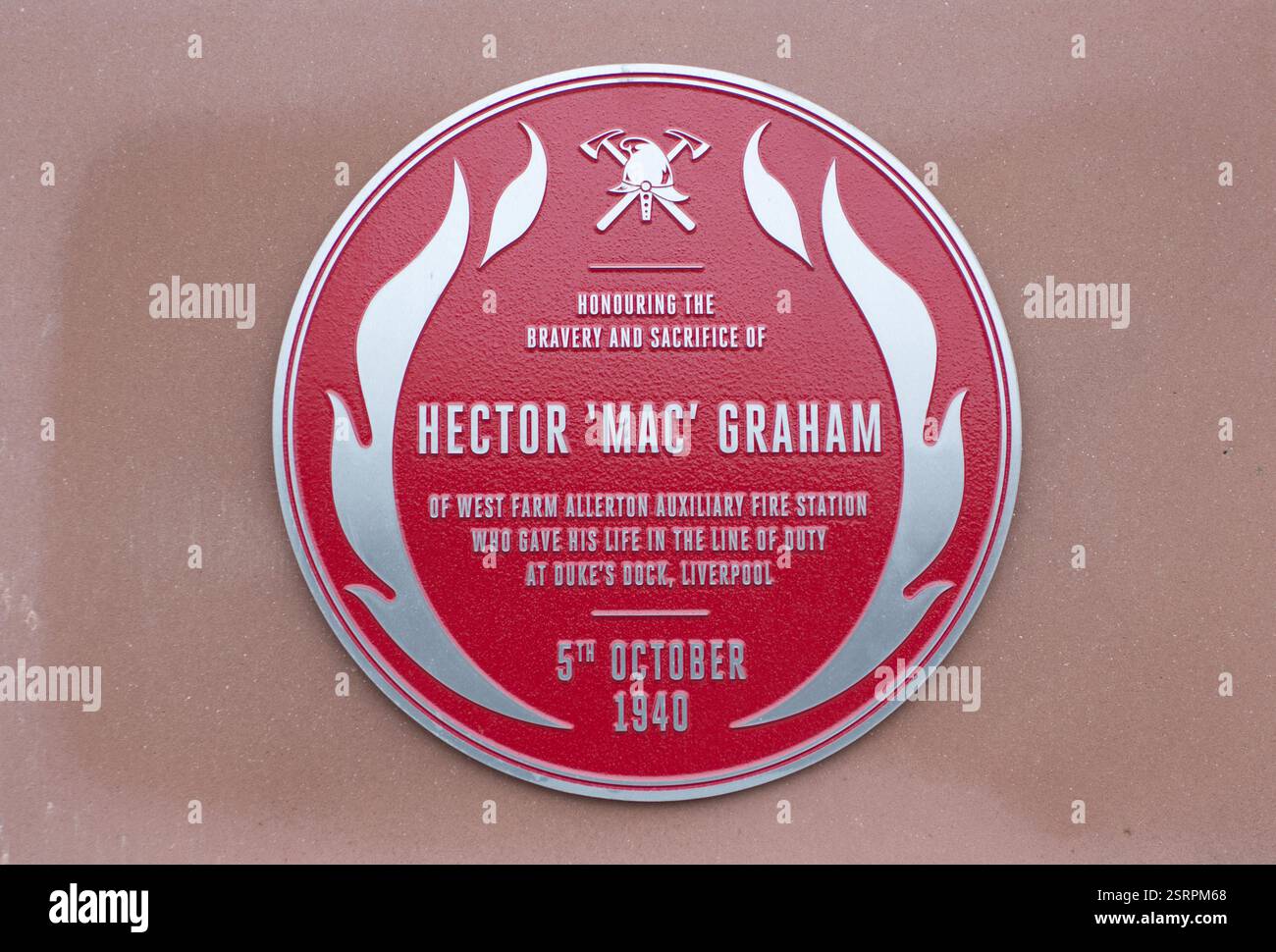 Rote Gedenktafel in Liverpool zu Ehren von Hector MacDonald Graham, einem freiwilligen Feuerwehrmann, der während des Zweiten Weltkriegs bei einem Brand im Hafengebiet ums Leben kam. Stockfoto Rote Gedenktafel in Liverpool zu Ehren von Hector MacDonald Graham, einem freiwilligen Feuerwehrmann, der während des Zweiten Weltkriegs bei einem Brand im Hafengebiet ums Leben kam. Stockfoto