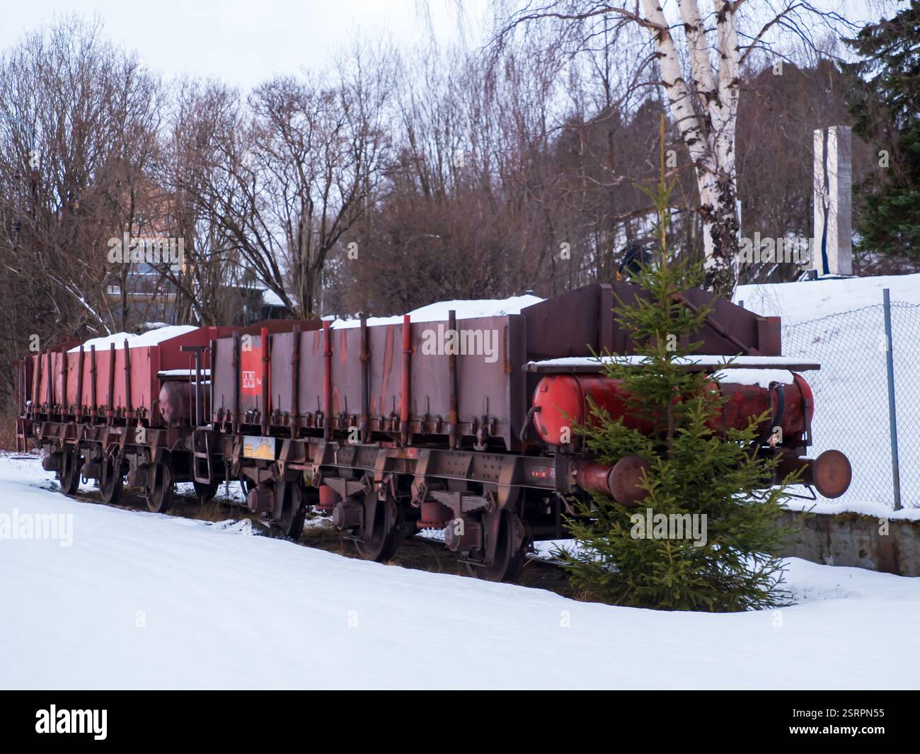 Historische Eisenerz-Eisenbahnwaggons parkten in der Nähe des Hafens. Havneparken. Narvik im Winter, Norwegen, Nordeuropa Stockfoto