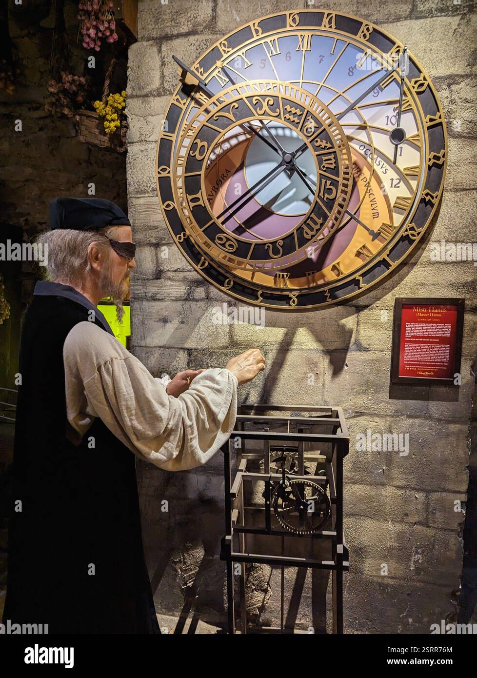 Die Zeit steht in den Händen der Geschichte – Madame Tussauds Prag erweckt die Vergangenheit mit komplizierten Details zum Leben. Stockfoto