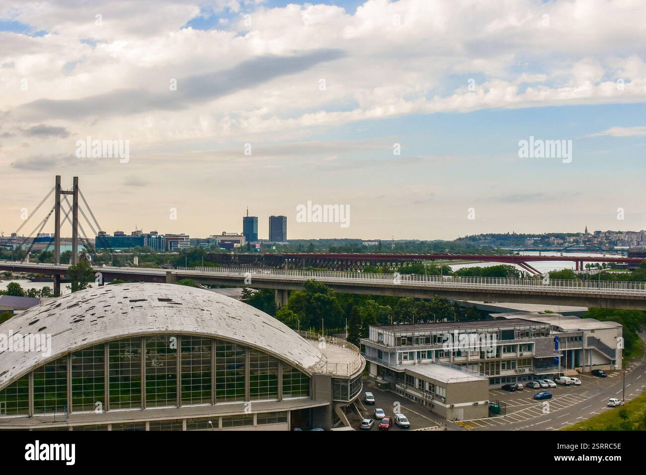 Die Belgrader Brücke über die Save verbindet Alt- und Neubelgrad. Panorama von Neu- und Alt-Belgrad im Hintergrund Stockfoto