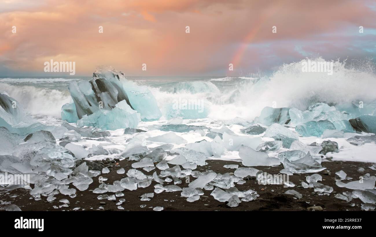 Eisfelsen am Diamond Beach in der Nähe der Jökulsárlón Lagune in Island bei Sonnenuntergang Stockfoto