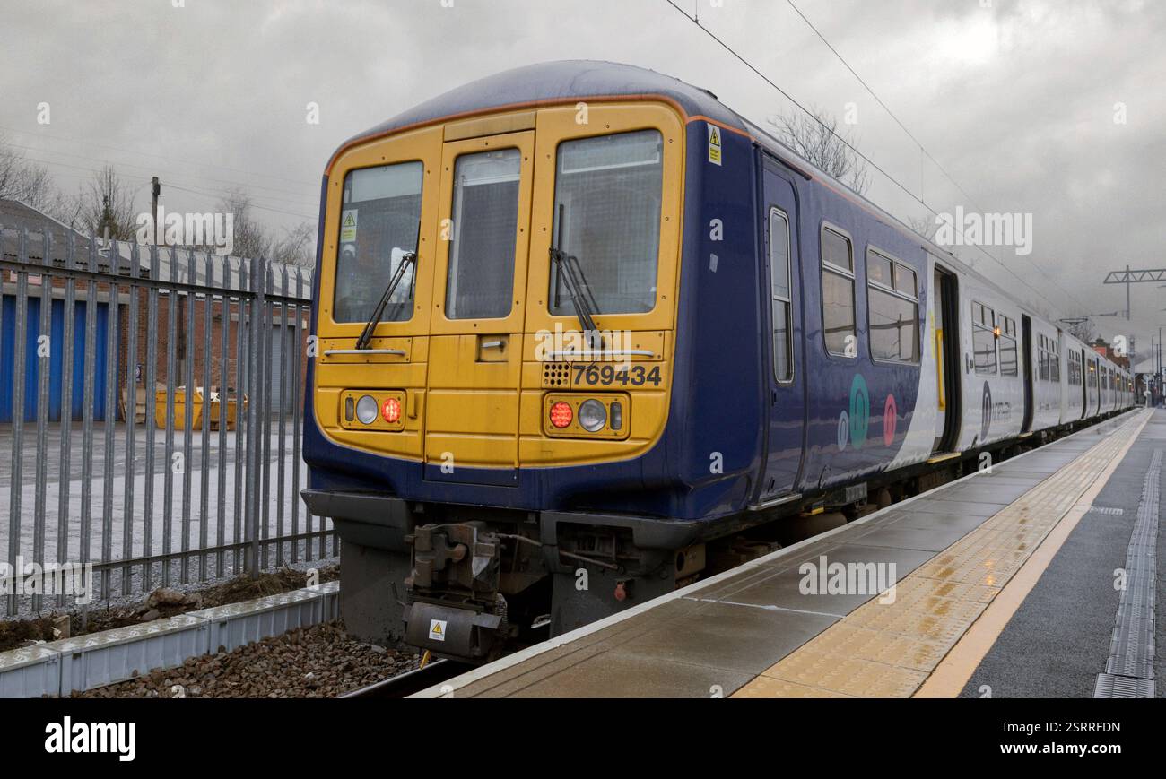 BI-Mode-Einheit 769434 am Bahnhof Stalybridge. Samstag, 15. Februar 2025. Stockfoto