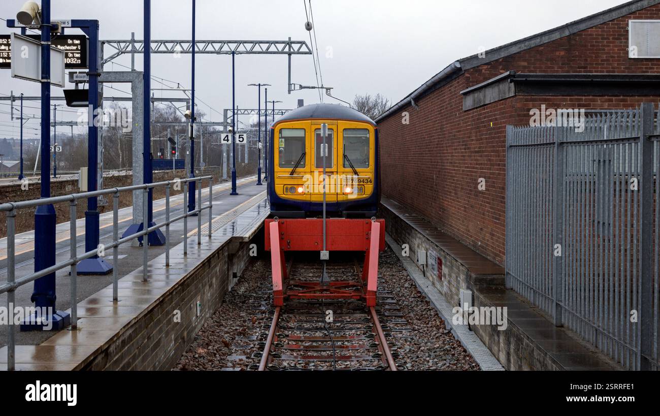 BI-Mode-Einheit 769434 am Bahnhof Stalybridge. Samstag, 15. Februar 2025. Stockfoto