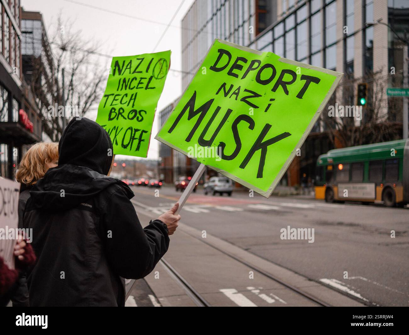 Die Demonstranten versammeln sich vor dem Tesla Showroom in der Innenstadt von Seattle, halten Schilder und skandieren aus Protest gegen Elon Musks Geschäftspraktiken. Stockfoto