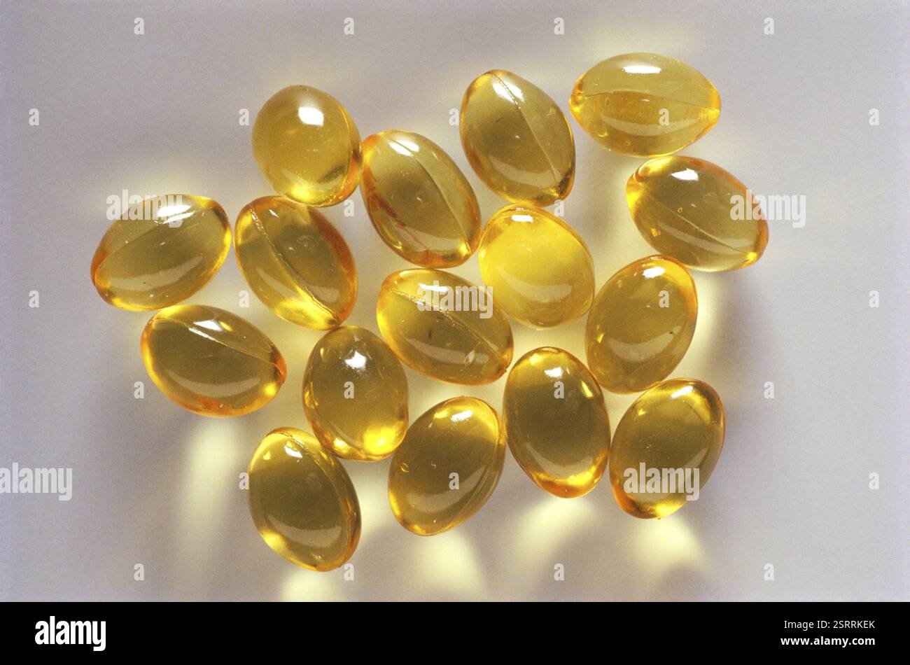 Dorschleber-Öl-Kapseln auf weißem Hintergrund Stockfoto