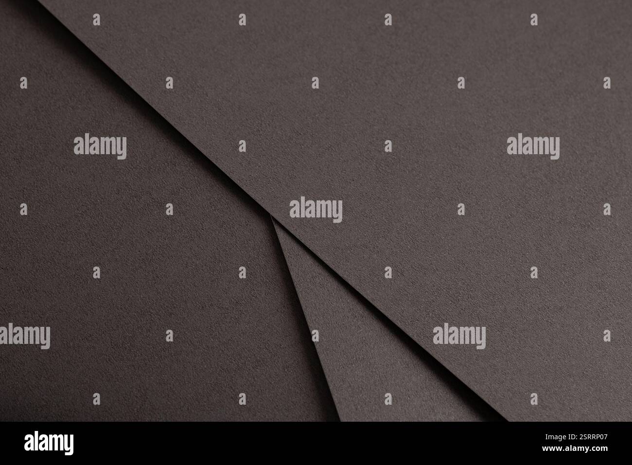 Dunkler Espresso-brauner Papierhintergrund mit einer glatten matten Textur und subtilen geometrischen Linien. Stockfoto