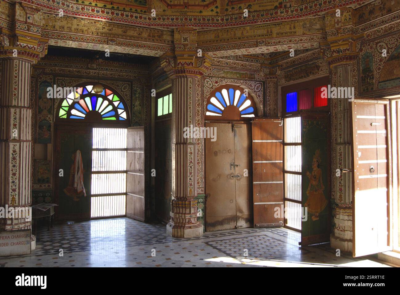Wunderschön bemalte Wände und Säulen des Bhanda Shah Jain Tempels, Bikaner, Rajasthan, Indien, Asien Stockfoto