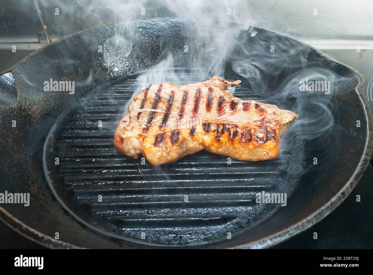 Eine Sammlung von Bildern, die zeigen, wie man Lendensteak in einer gusseisernen Pfanne frittiert. Stockfoto