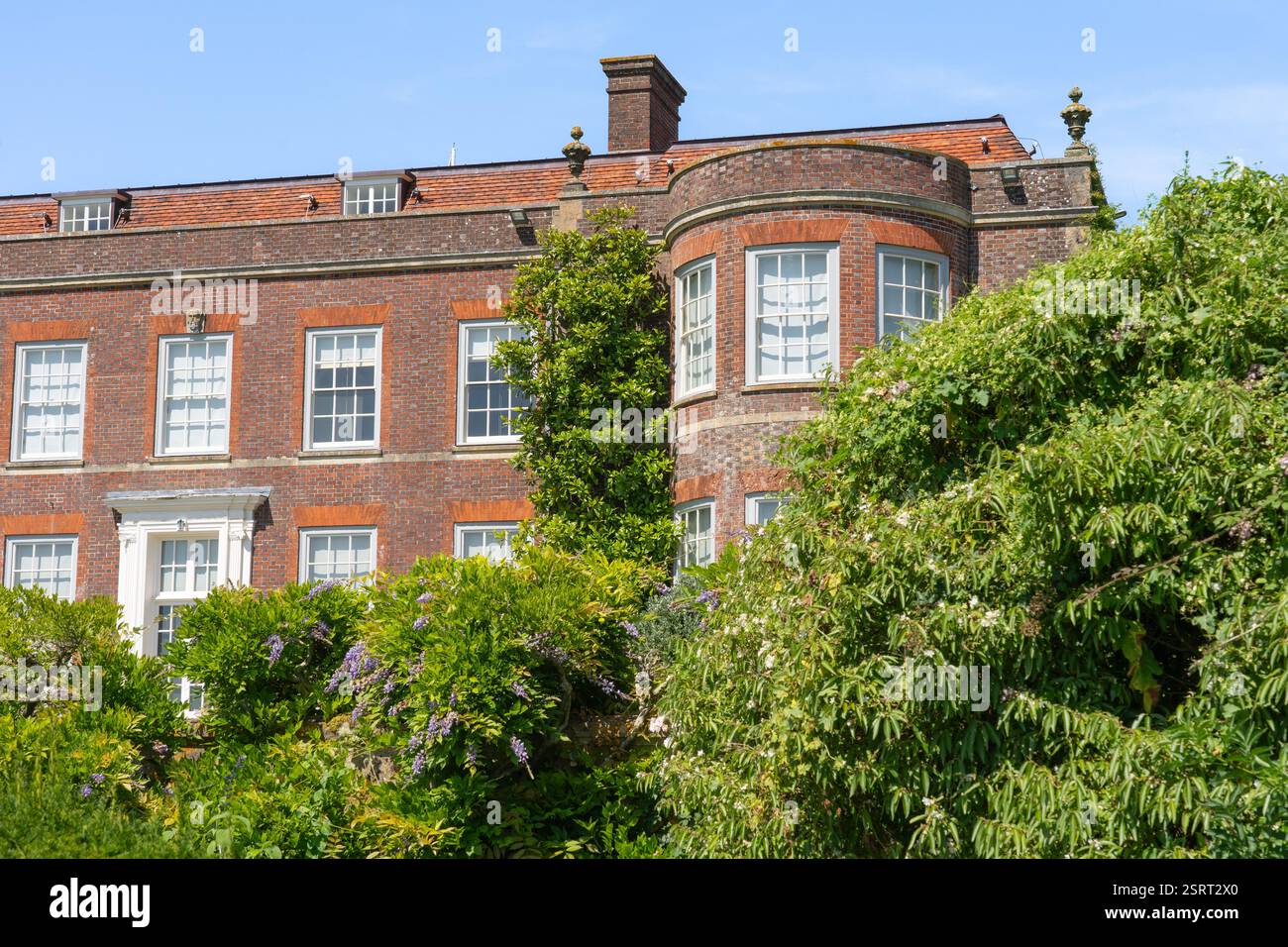 Die Rückseite des Hinton Ampner - ein neo georgianisches Landhaus und Anwesen im Stil der Architektur im Sommer vom „versunkenen Garten“ aus gesehen Stockfoto