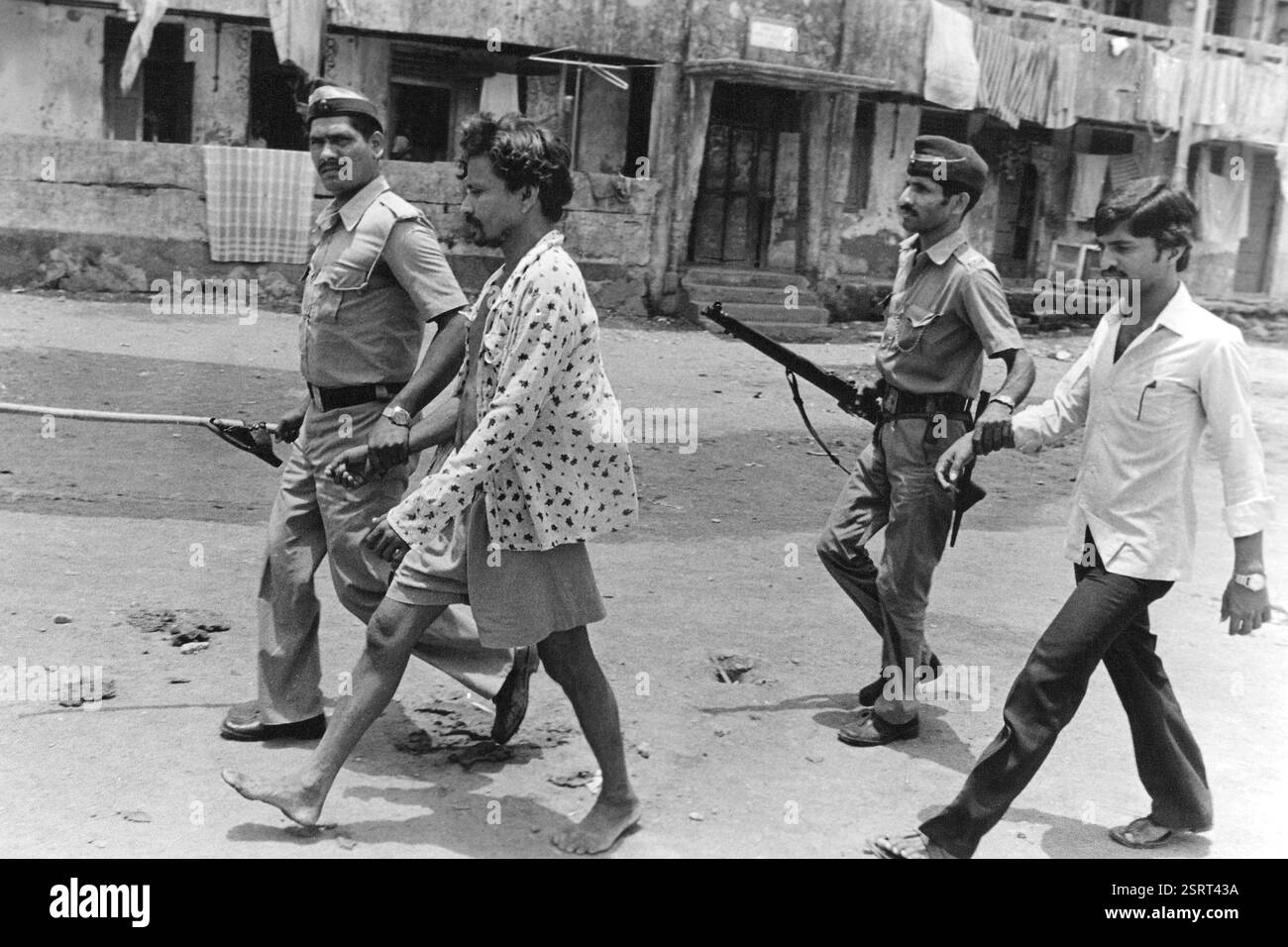 Polizei nimmt verhafteten Mann während Unruhen, Mumbai, Maharashtra, Indien, Asien, 1900er Jahre, Asien Stockfoto