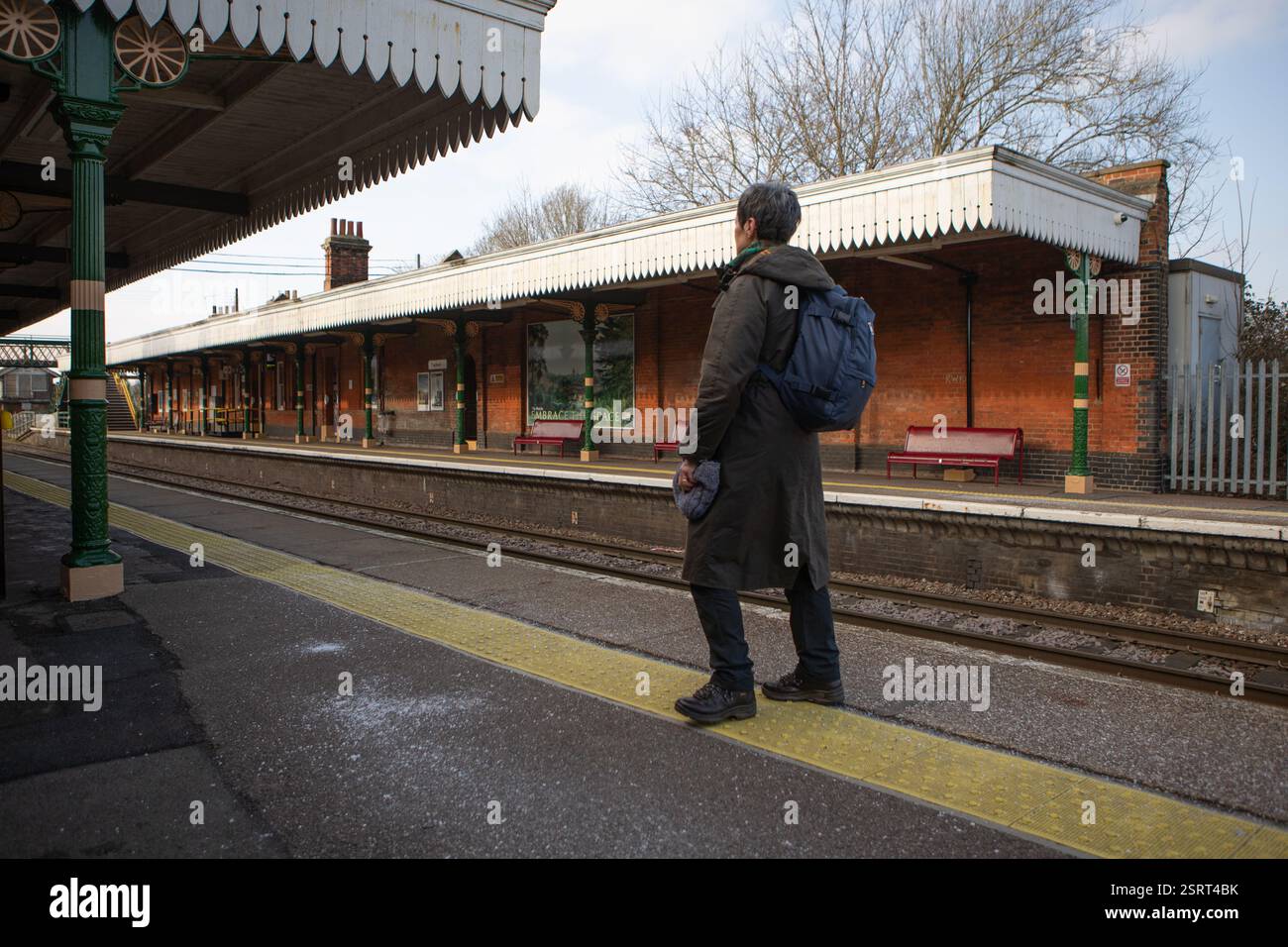 Frau, die auf einen Zug wartet, Bahnhof Thetford Stockfoto