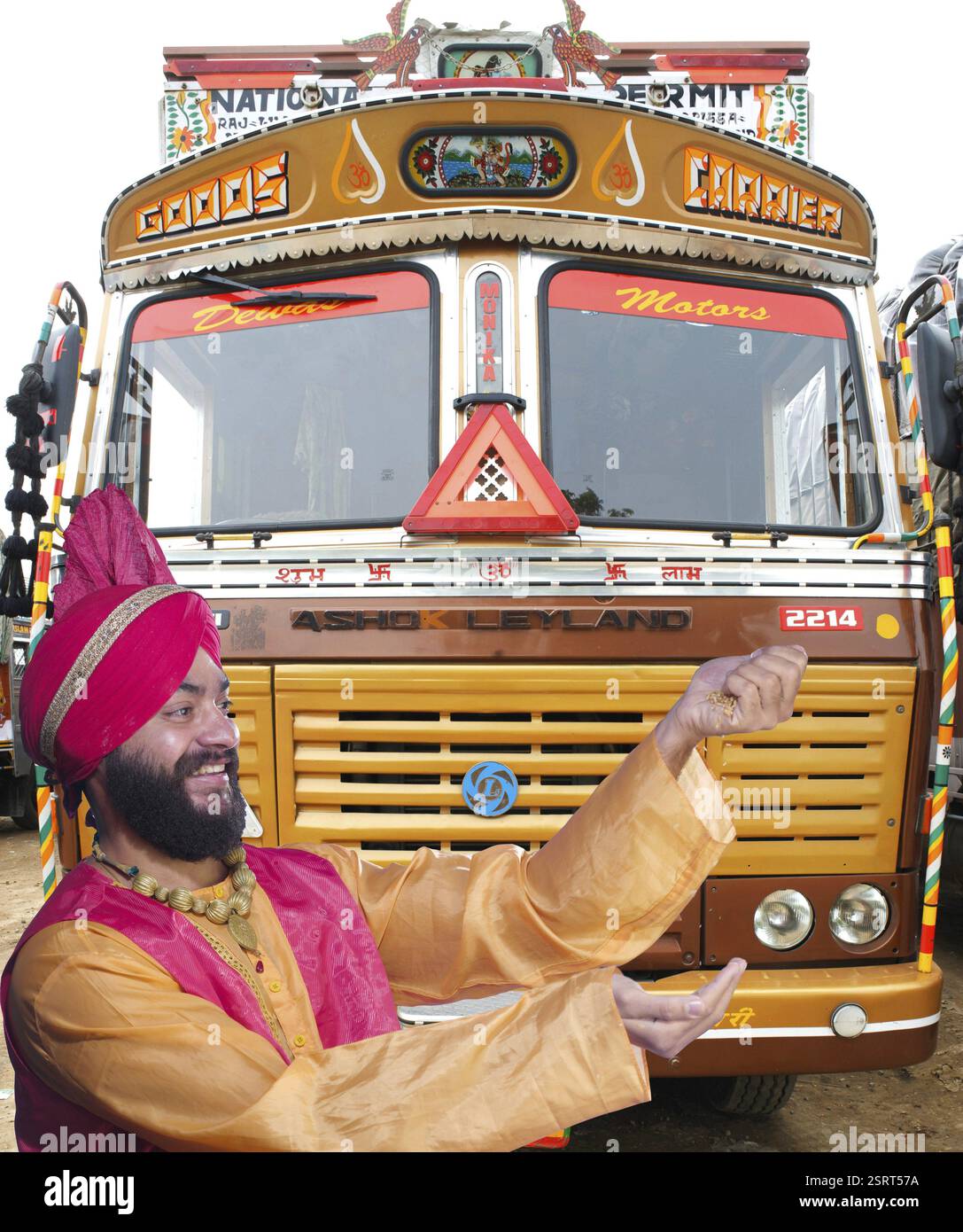 Sikh Mann betrachtet man Getreide gießen auf Hand stehen bei LKW Herr #779B Stockfoto