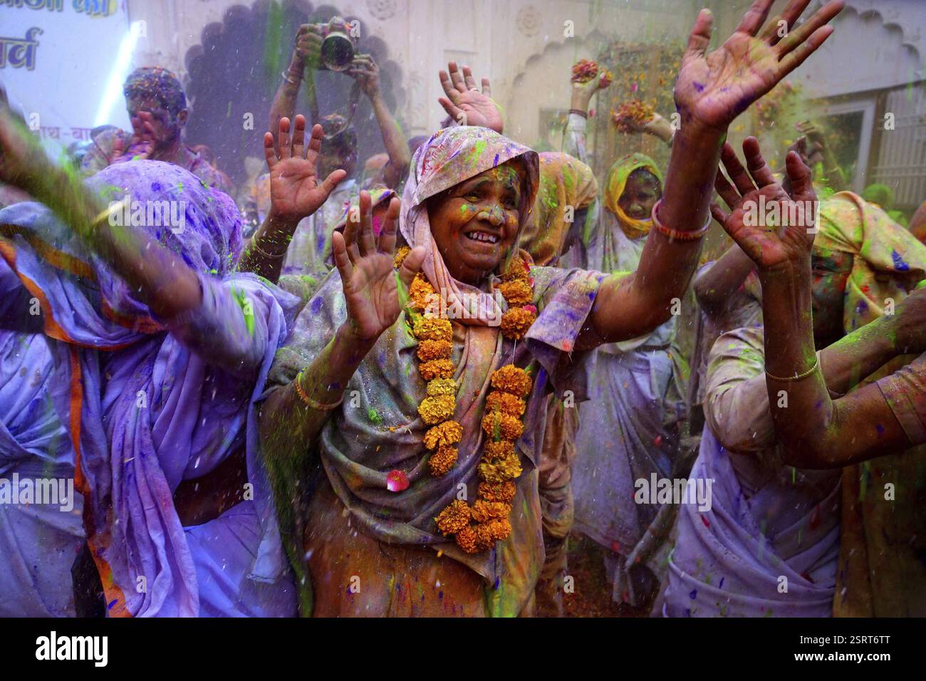 Witwen tanzen, um das Holi-Festival zu feiern, Gopinath-Tempel, Uttar Pradesh, Indien, Asien Stockfoto