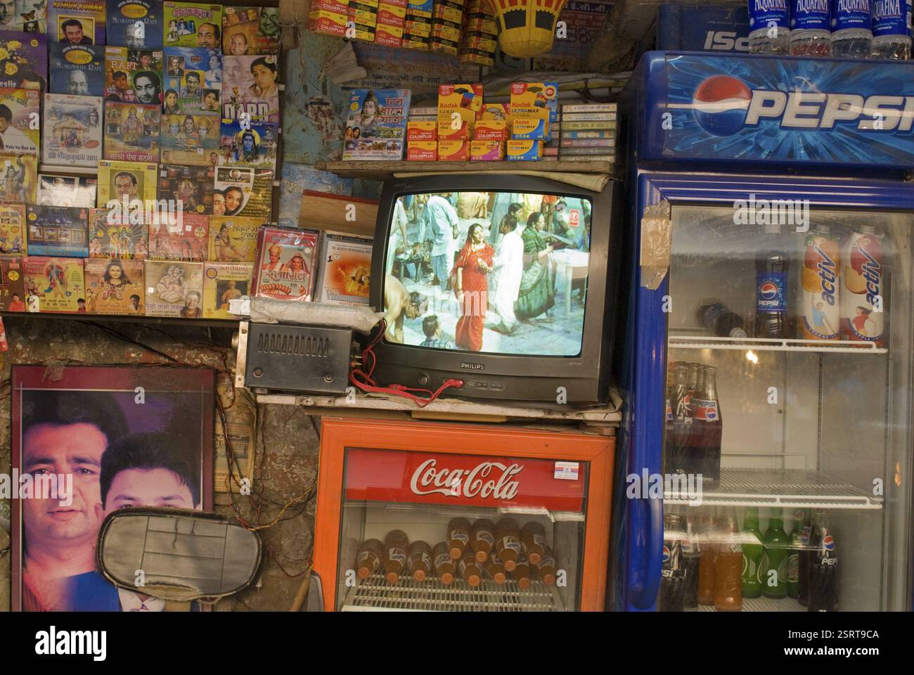 Fernsehen, das hingebungsvolle Musikvideos auf Coca Cola Kühlschrank, Rishikesh, Uttaranchal Uttarakhand, Indien, Asien abspielt Stockfoto