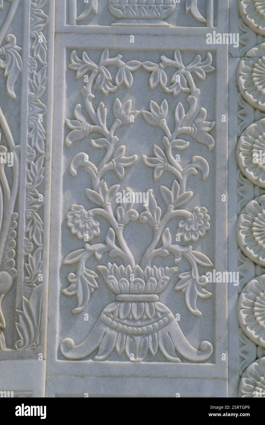 Design der Blumentopf Marmorschnitzerei an der Fassade von Gurudwara von Sachkhand Sahib, Nanded, Maharashtra, Indien, Asien Stockfoto