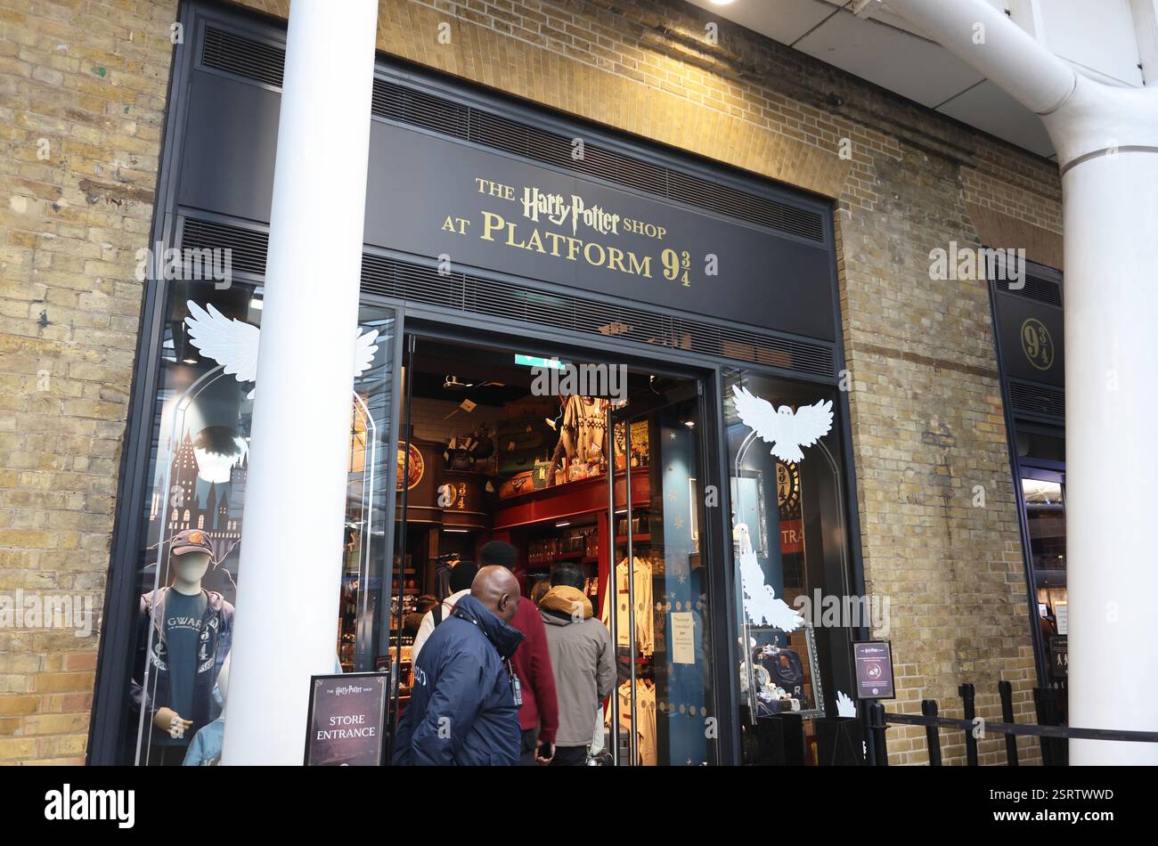 Harry Potter Plattform 9 3/4 Geschäft und Touristenattraktion am Bahnhof Kings Cross, Nord-London, Großbritannien Stockfoto