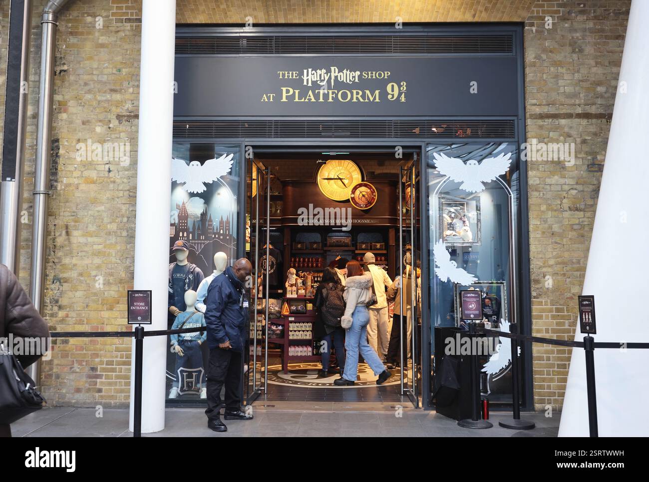 Harry Potter Plattform 9 3/4 Geschäft und Touristenattraktion am Bahnhof Kings Cross, Nord-London, Großbritannien Stockfoto
