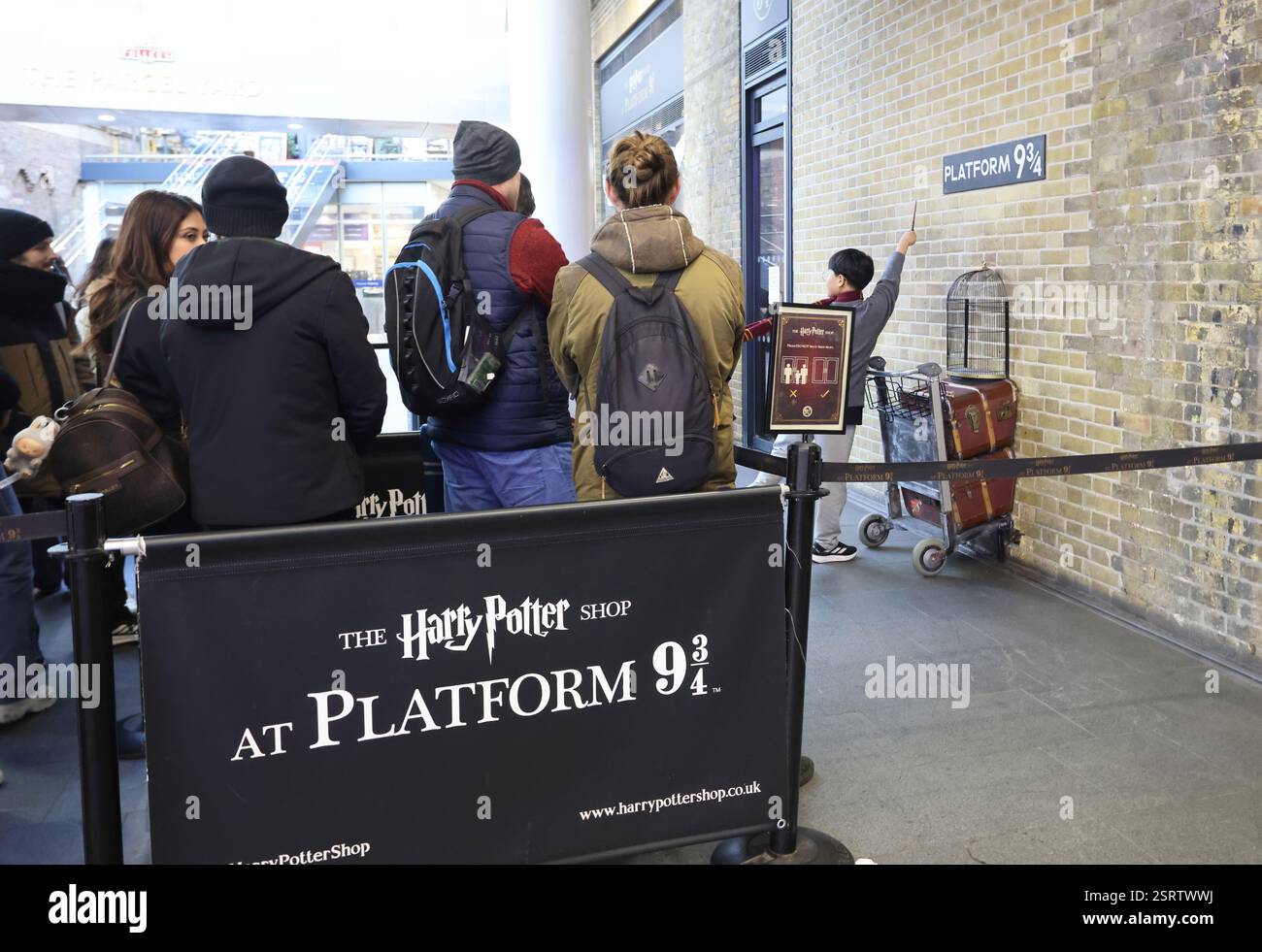 Harry Potter Plattform 9 3/4 Geschäft und Touristenattraktion am Bahnhof Kings Cross, Nord-London, Großbritannien Stockfoto