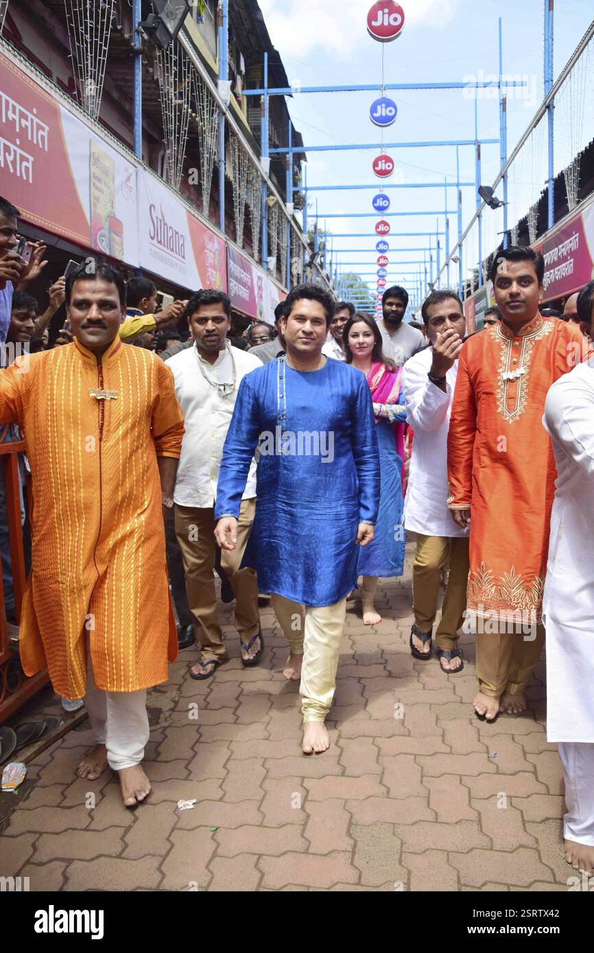 Ehemaliger Cricketspieler Sachin Tendulkar Familie besucht Lalbaugcha Raja um Gebet anlässlich des Ganesh Festival Mumbai bieten Stockfoto