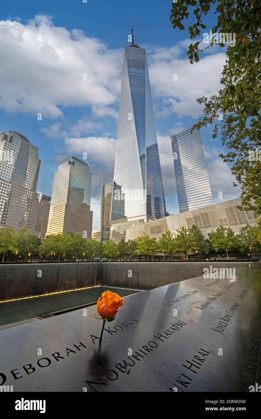 National September 11 Memorial (Ground Zero) und das Wolkenkratzer One World Trade Center (Freedom Tower), Manhattan, New York City, USA Stockfoto