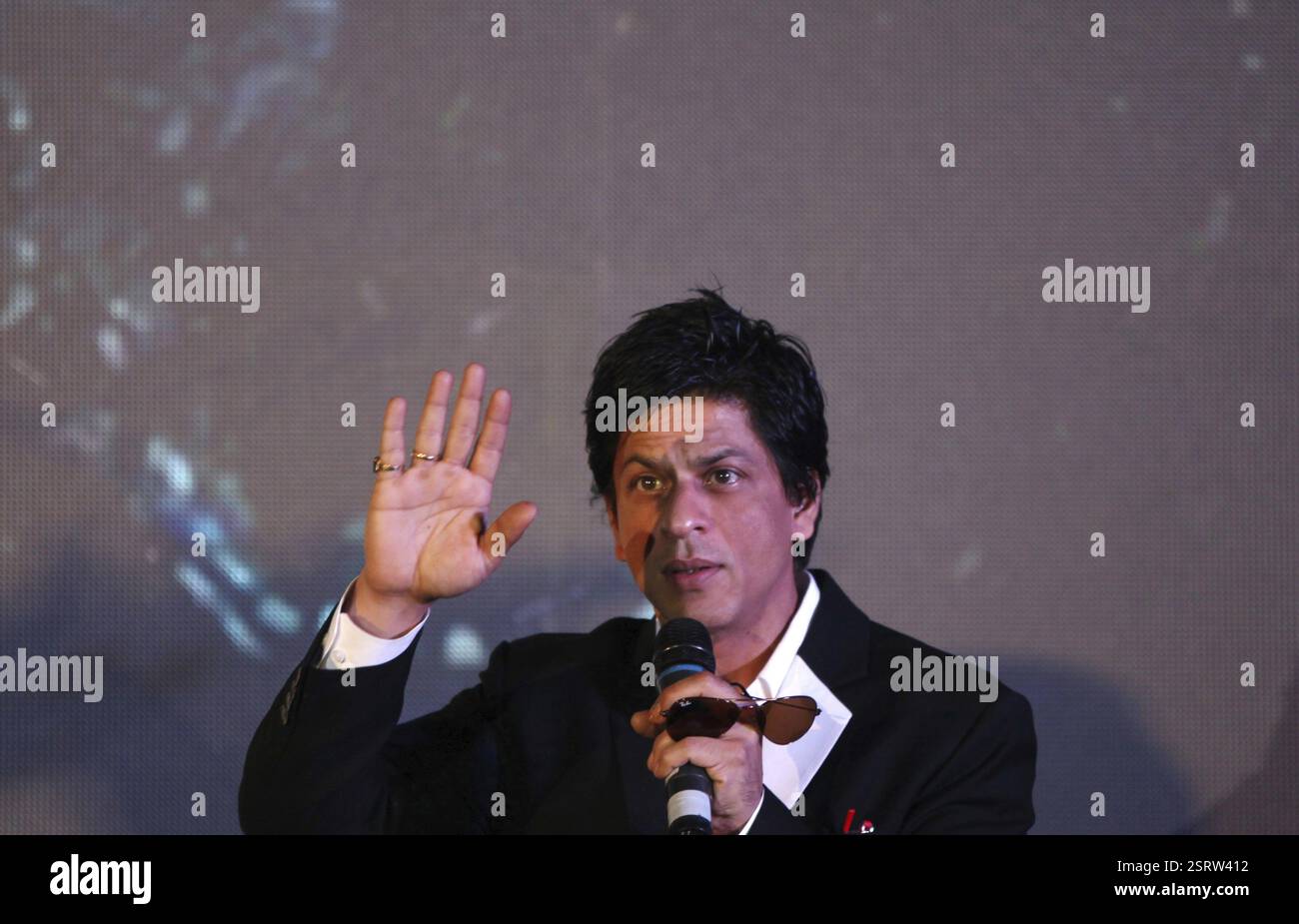 Bollywood Schauspieler Shah Rukh Khan kündigt den Start von Reality-TV show Zor Ka Jhatka auf Imagine TV in Mumbai Stockfoto
