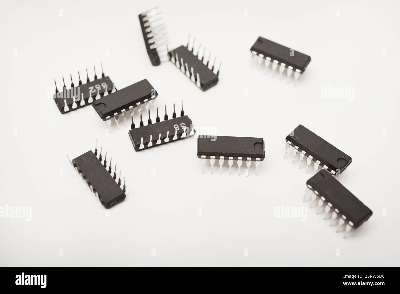 Ein Mikrocontroller auf weißem Hintergrund. Ein elektronischer Chip in einem Kunststoffkoffer. Stockfoto