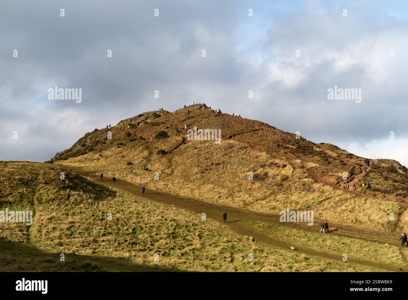 Ein überfüllter Gipfel am Arthur's Seat, wo sich Wanderer und Touristen treffen, um den Panoramablick auf Edinburgh zu genießen. Ein beliebter Ort für Besucher, aber auch Stockfoto
