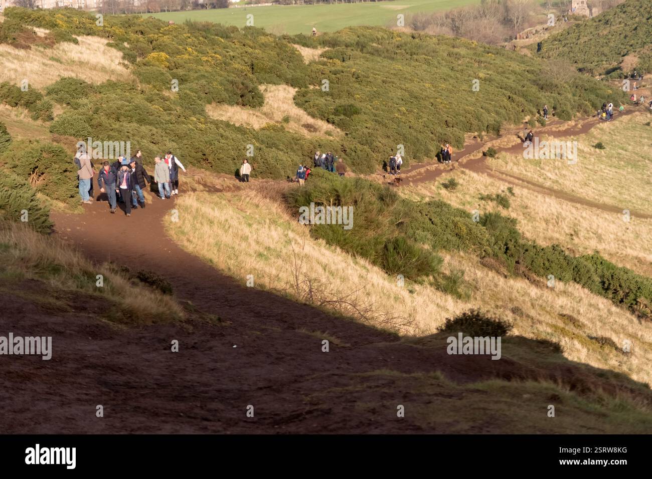 Ein überfüllter Gipfel am Arthur's Seat, wo sich Wanderer und Touristen treffen, um den Panoramablick auf Edinburgh zu genießen. Ein beliebter Ort für Besucher, aber auch Stockfoto