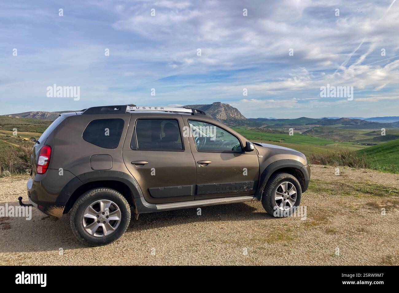 RONDA, SPANIEN - 15. FEBRUAR 2025: Renault Duster auf dem Weg nach Guadalhorce oder Guadalteba - Smartphone-aufgenommenes Stockfoto