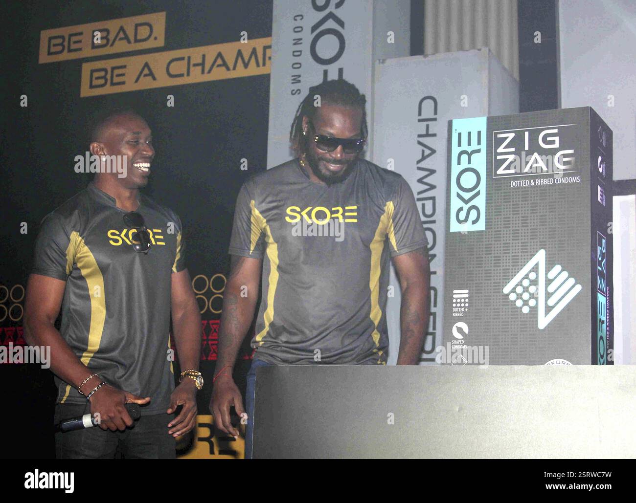 West Indies Cricket-Spieler Dwayne Bravo und Chris Gayle während der Einführung des Skore Champion Serie Kondome in Mumbai Stockfoto