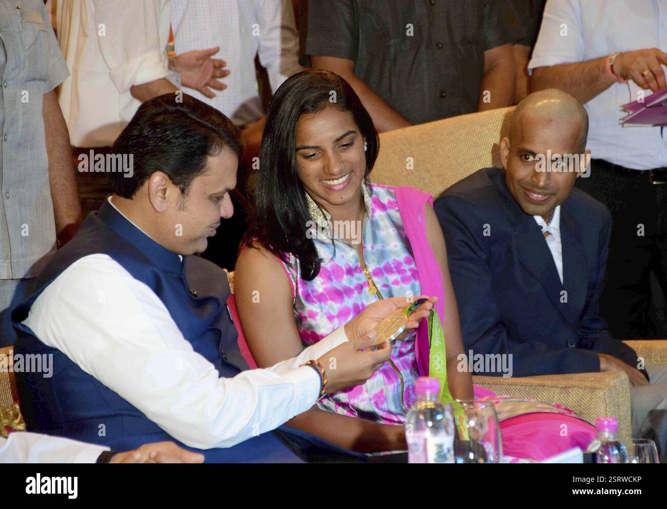 Indische Badminton Spieler Rio Olympia Silber Medallist P V Sindhu Hauptminister Devendra Fadnavis P Gopichand Mumbai Stockfoto