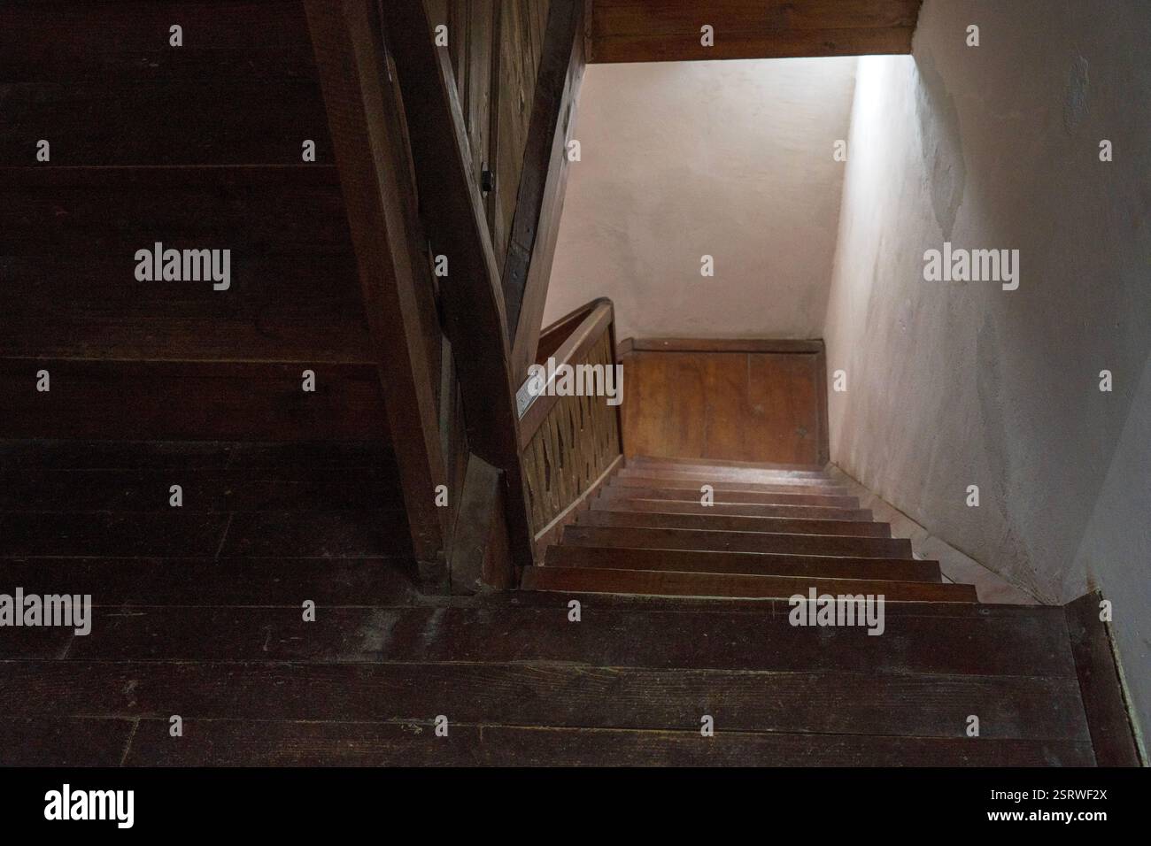 Zeitlose Treppe – verstaubte Holztreppe in einem mazedonischen Museumshaus Stockfoto